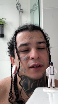 Uriașul termină de făcut exerciții și se masturbează în fața unui om mic