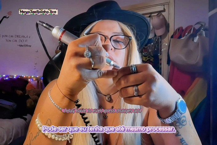 Goddess Maya3ee Rainha: Cowboy Hat - Deusa Chain Fumando Camelo 100s Enquanto Faz Suas Unhas -...