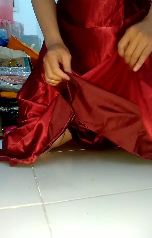 Naomisinka: Pancutan berdenyut ke dalam gaun panjang satin merah