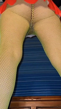 Klettern und dehnen in meiner grünen strumpfhose und meinem roten Mini