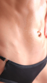 Ein Fitnessmodell mit einem atemberaubenden Körper schmerzen nach Sex. Sich beugen und tolles ficken in verschiedenen positionen