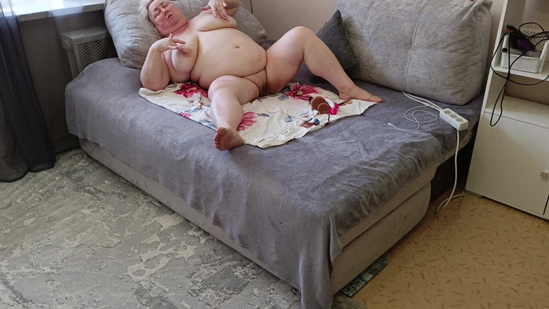 Zona901: Une belle-mère montre ses énormes seins poilus et son cul