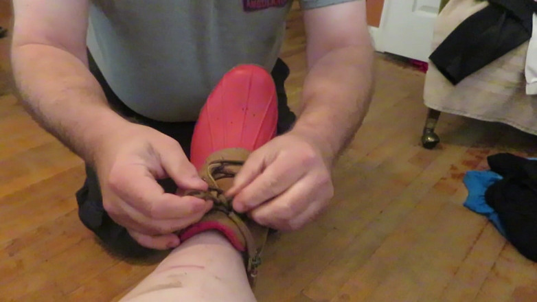 BBW nurse Vicki adventures with friends: Je fais sentir à mon esclave mes bottes de jardin en...