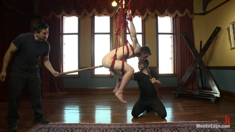 Men on Edge: 19 år gammal stud first bound och edged
