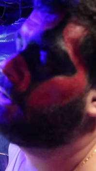 ハロウィンパーティーでリスキーなBJをしている、みんなが見ている