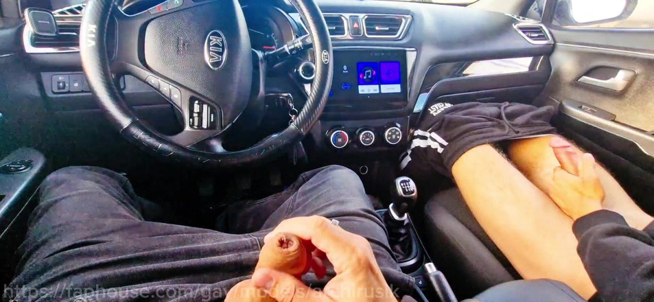 ArchiRusik: 高速公路上的一个男人上了我的车，我们互相撸管并射在玻璃里