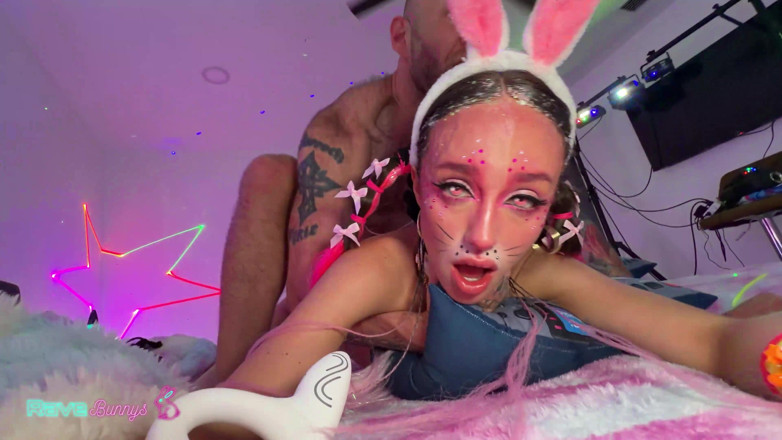 Rave Bunnys: Christina Sage hüpft wie ein Häschenmädchen in eine schmutzige ostersession!