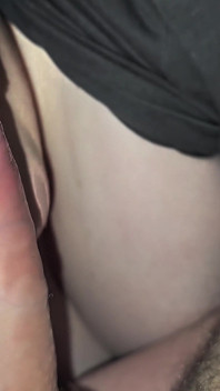 모르는 놈을 불고 얼굴과 목구멍에 따먹히는 창녀를 속이는 진짜 여자. 그들은 가게에서 만났다