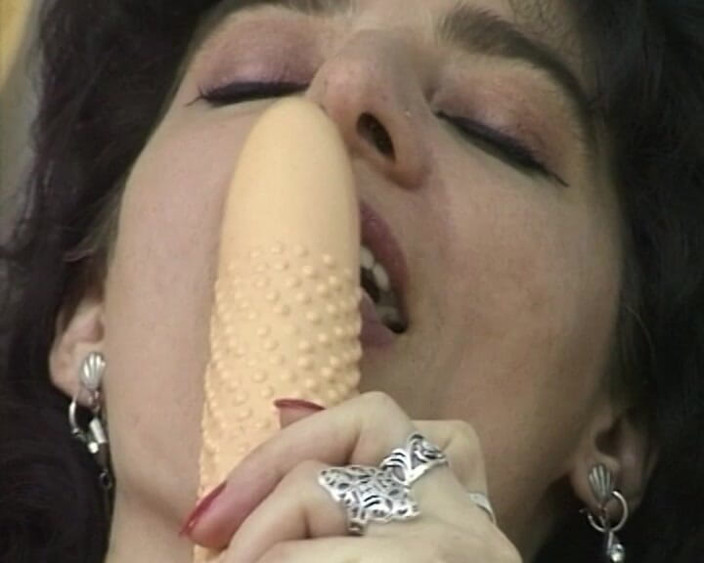 YOUR FIRST PORN: Buschige Susi Gibt Beiden Löchern Vergnügen