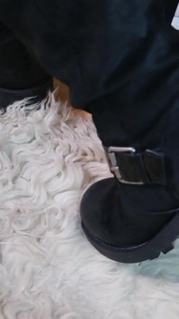 Rugged Elegance - getragene strumpfhosen und Bikerstiefel in einem schwarzen Minikleid