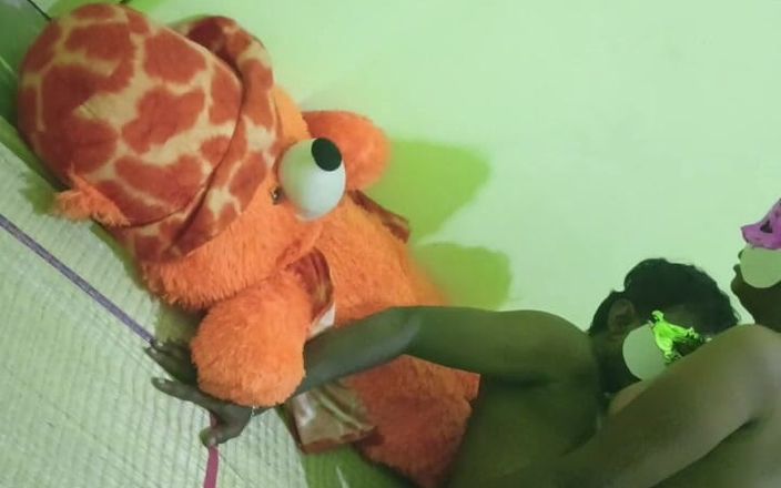 Mahikuma18: भारतीय जोड़े रोमांस और सुंदर को चूमते हैं