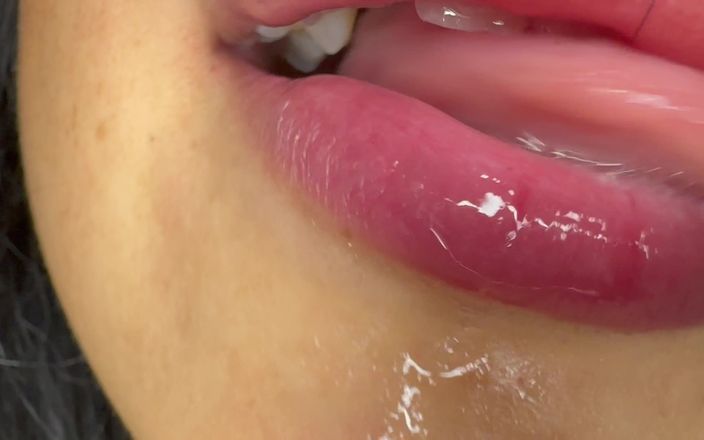 Asmr_mouth: La Gigantessa ti sputa e ti mostrerà la sua uula