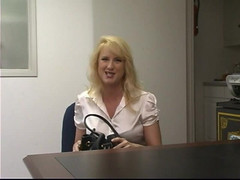 My MILF: Inteligentny reporter Bethany Sweet jest gotowy zrobić wszystko, aby uzyskać...