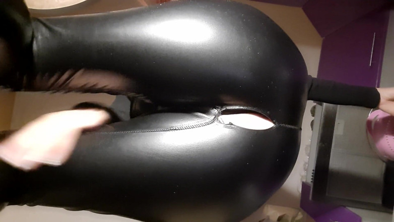 Nadi_Zabava: Une maîtresse en latex joue avec un esclave