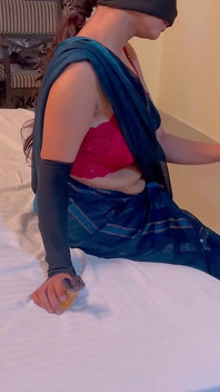 Indische bhabhi wird von ihrem Dever im Zimmer von hinten hart gefickt, sehr hart, amd schnell