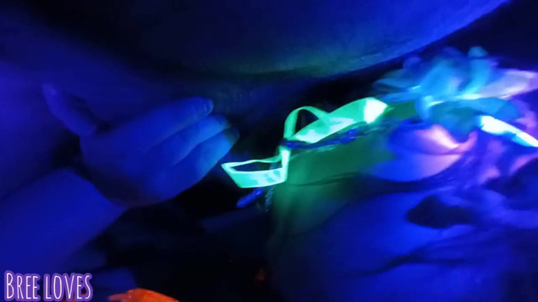 Bree Loves: Neon-party endet mit einem blowjob