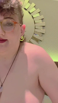 Juego de roles en primer plano: gordita compañera de cuarto te muestra su cuerpo gordo