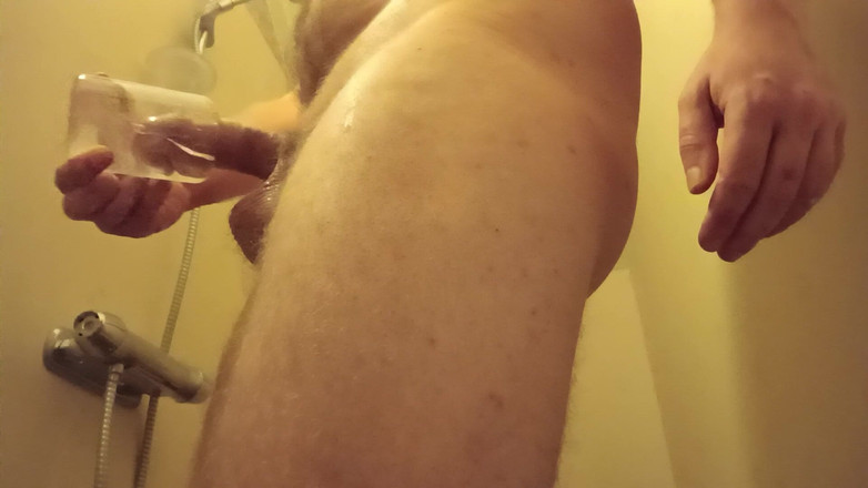 Ed Eden: बोतल से हस्तमैथुन