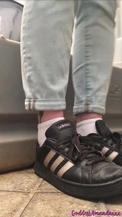 Curvy Brunette Going to the Toilet Four Times