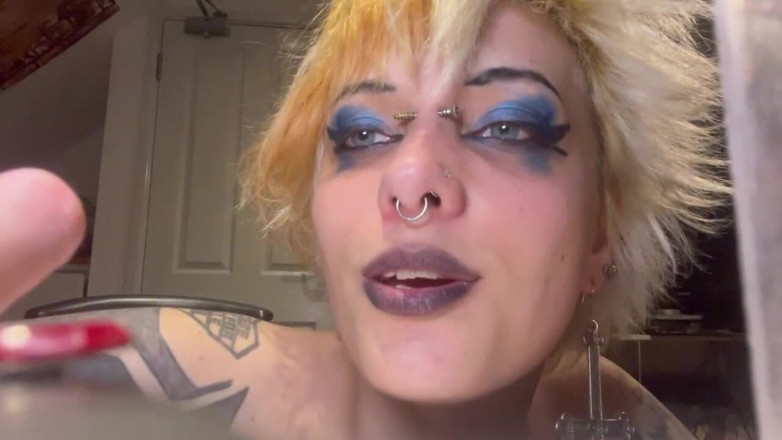 Glitterqueen1999: Du ljög om din kuk! Goth Tinder date skär av...