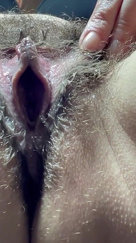 – Kirli ve ıslak külotları çıkarmak zorunda kaldım.