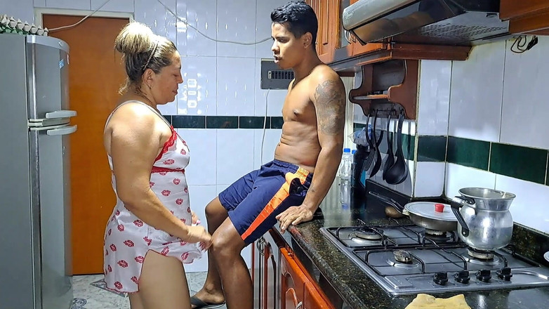 Marie Olsen: Marie biết cách quyến rũ con trai riêng của cô ấy
