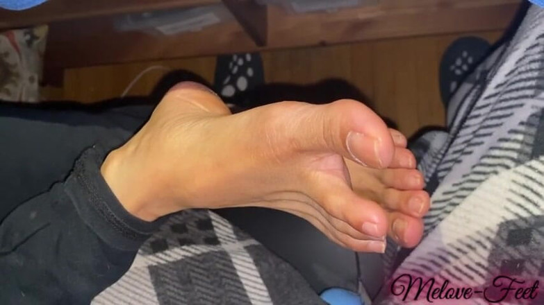 Naelor: Kaki mungil seksi dengan kaki panjang lagi-lagi dipijat