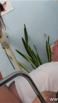 Doktor Piss - schmutzige Krankenschwester Pepper pew wird hart von Tim Wetman und seinem Kollegen Tom gefickt
