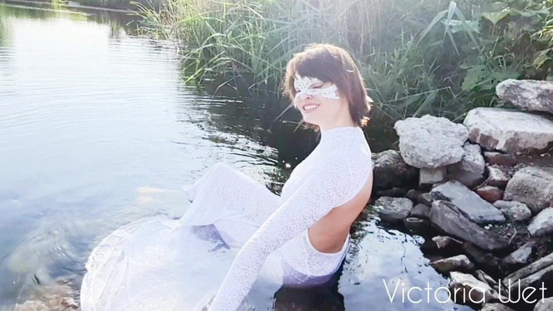 Victoria wet: Masturbation in the lake - fingering outdoors