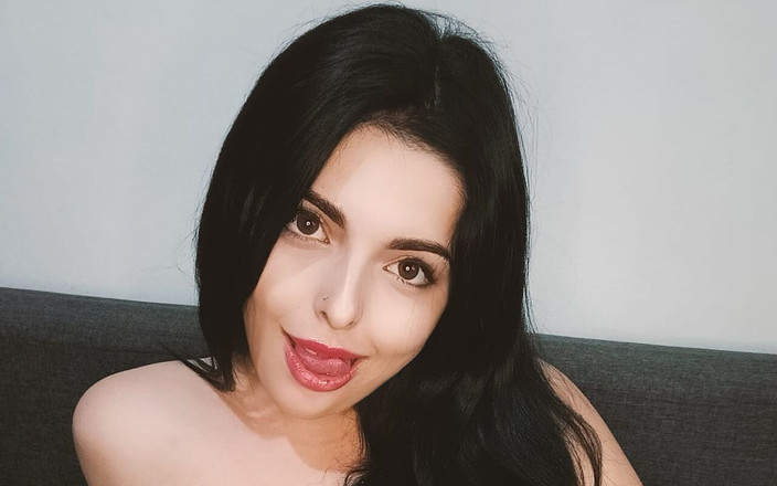 Prya Allison: 내 쪼이는 보지의 첫 자위