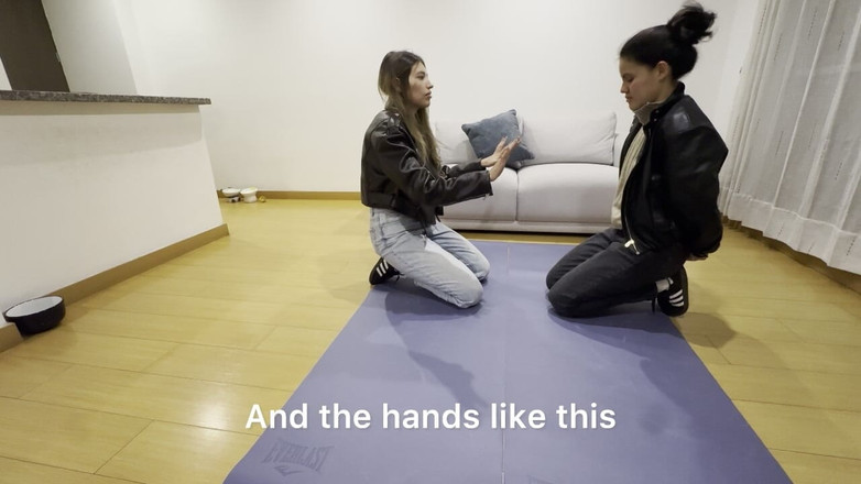 scarlettandc: Ženy lechtají a zápasí