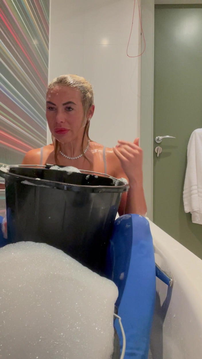 CALLIE ROKS: Výzva vodního singingu s kbelíky
