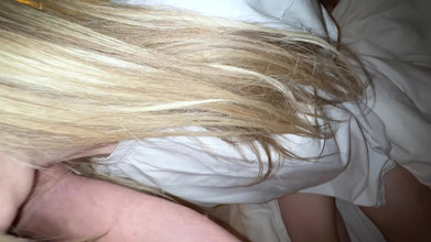 Gigi oficial: Chica de 18 años le enseña a su sugar-daddy de 69 años...