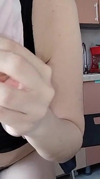 Une femme amateur prépare son petit-déjeuner à poil. Chatte poilue avec une MILF, gros seins, gros cul.