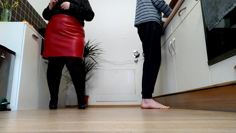 OurFetishLife: 穿着连裤袜的丰满岳母的性感屁股被我新鲜的精液完全覆盖