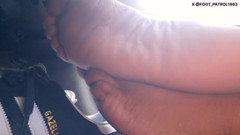 Foot Patrol: Penumpang warna biru lagi asik mainin kakinya sambil di dalam...