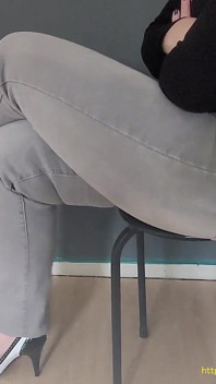 Tocco le dita deie in jeans attillati
