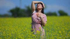 Stunning18: Di Meadow pada musim panas