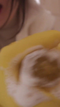 노란색 식기세척기 장갑을 끼고 딜도로 목욕을 하고 흰 거품과 비누를 많이 낀 의붓여동생