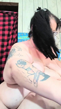 Capelli lunghi sudati dal fotterla nel culo e poi nella figa sborrando un nero