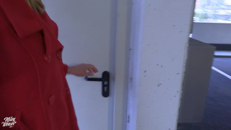 Miley Weasel: Nadržená blondýnka šuká Hunk Hunk ošukaná na parkovišti