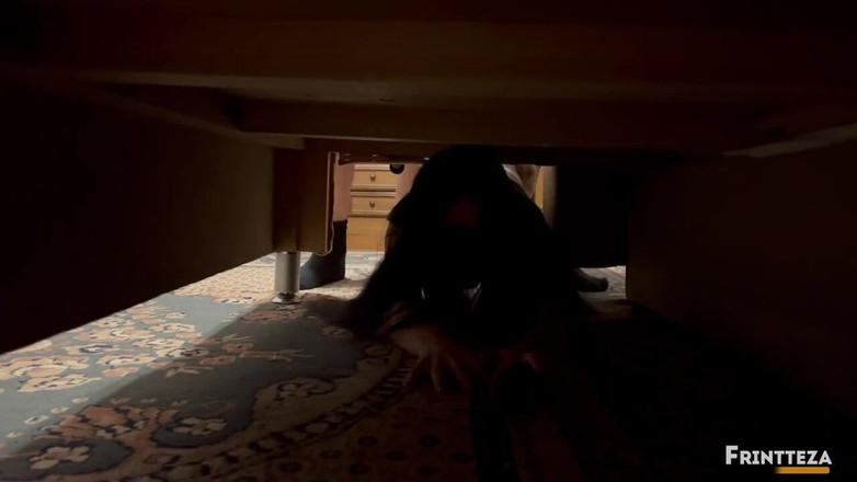 Frintteza: Adik tiri terjebak di balik ranjang. Ngentot memek sempit dan...