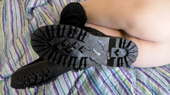 Mature_cunt: Sborro sulle suole degli stivali di camoscio