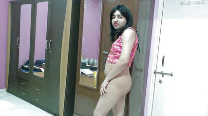 Cute & Nude Crossdresser: Sladký sissy crossdresser femboy sweet lízátko zkouší tradiční oblečení na...