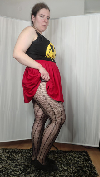 Lena Rose: [4k] Vyzkoušejte vzorované punčocháče a červenou minisukni