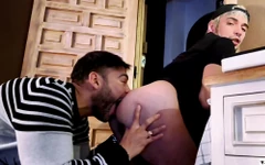 Essensen av Xmas "the Candle Seller" av Viktor Rom & Leo Bulgari