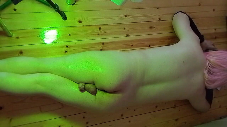 Kitty_Cross: Femboy njuter av självoljemassage på sin stora rumpa