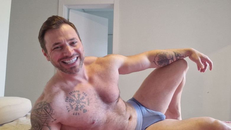 Dom Tatuado: จับภาพชายหยิ่งในอ่างอาบน้ําพร้อมช่วยตัวเองและน้ําเชื้อจํานวนมาก