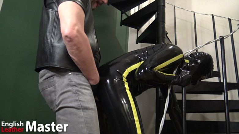EnglishLeathermaster: Ngentot gimp karet di tangga