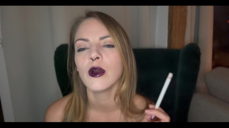 Naughty Natascha: Fumando arrapante